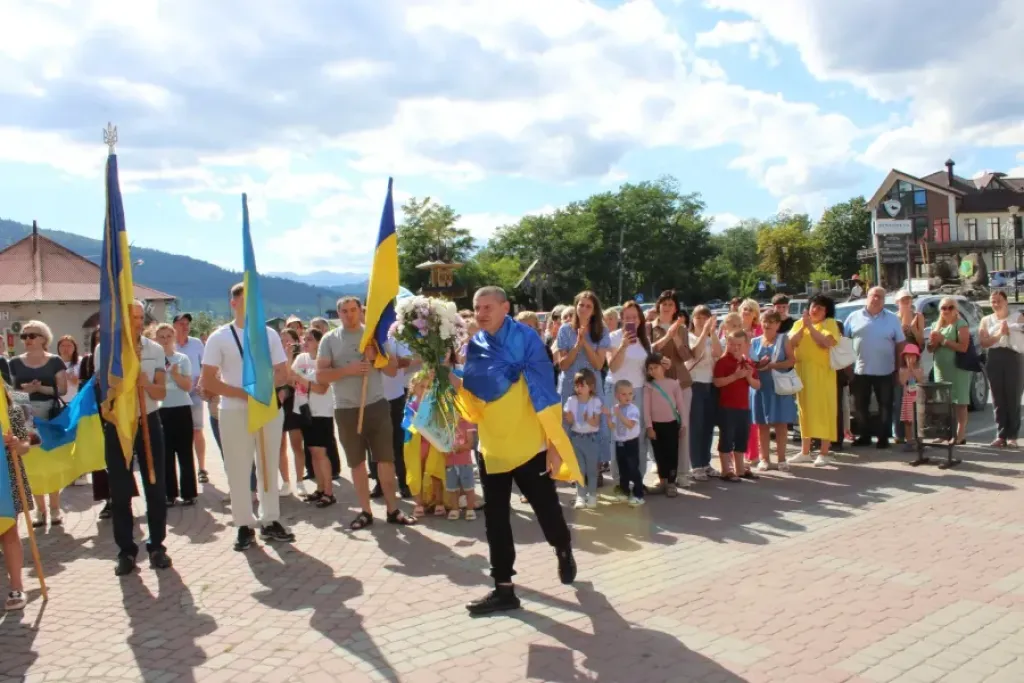 Після дворічного полону боєць із Верховинщини Петро Недоходюк повернувся додому