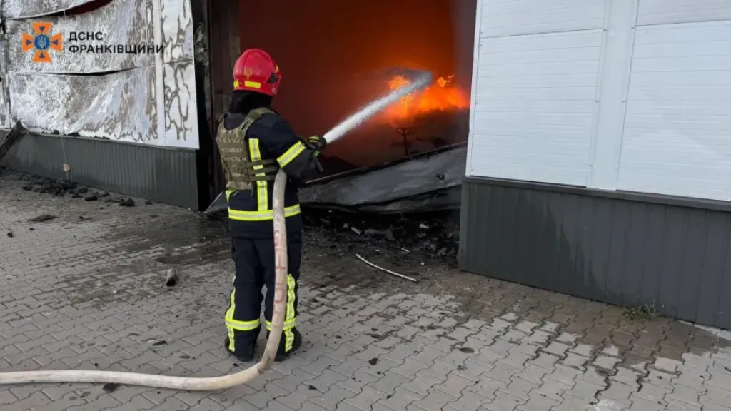 У Калуші повністю загасили пожежу після російського обстрілу