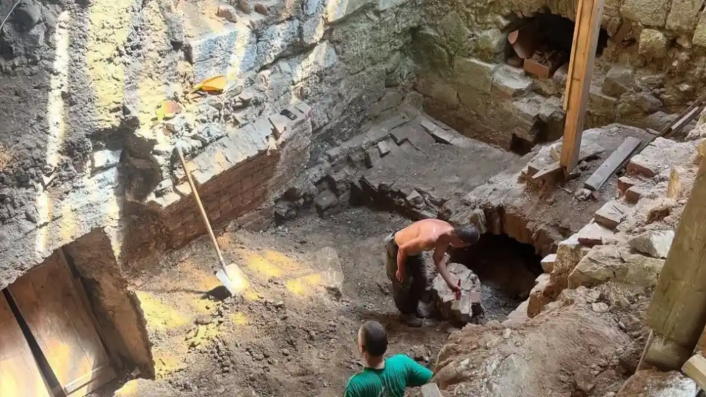 Археологи виявили у Галичі уламки скляних виробів XVII–XVIII століть