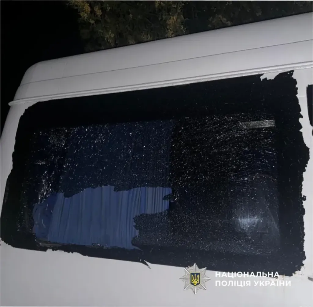 У Ворохті двоє молодиків молотками пошкодили рейсовий автобус У Ворохті двоє молодиків молотками пошкодили рейсовий автобус