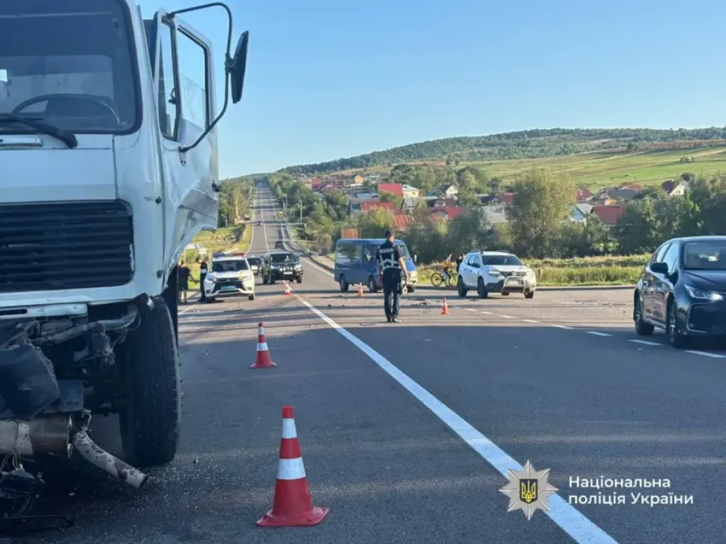 ДТП на Надвірнянщині: вантажівка відкинула Volkswagen у приміщення магазину