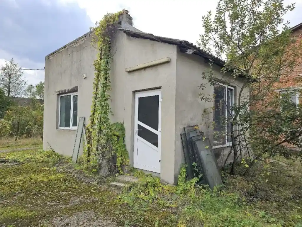 У Мостищі виставили на аукціон цех із виробництва металопластикових вікон та землю