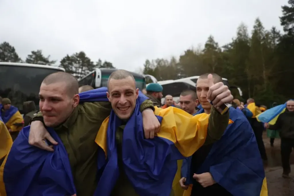 Україна повернула з російського полону ще 185 захисників і цивільних
