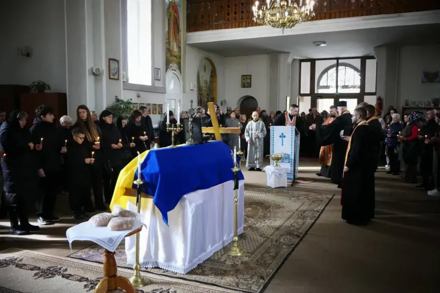 Калуш попрощався з Героєм Вадимом Манюком, який загинув у боях на Донеччині Калуш попрощався з Героєм Вадимом Манюком, який загинув у боях на Донеччині
