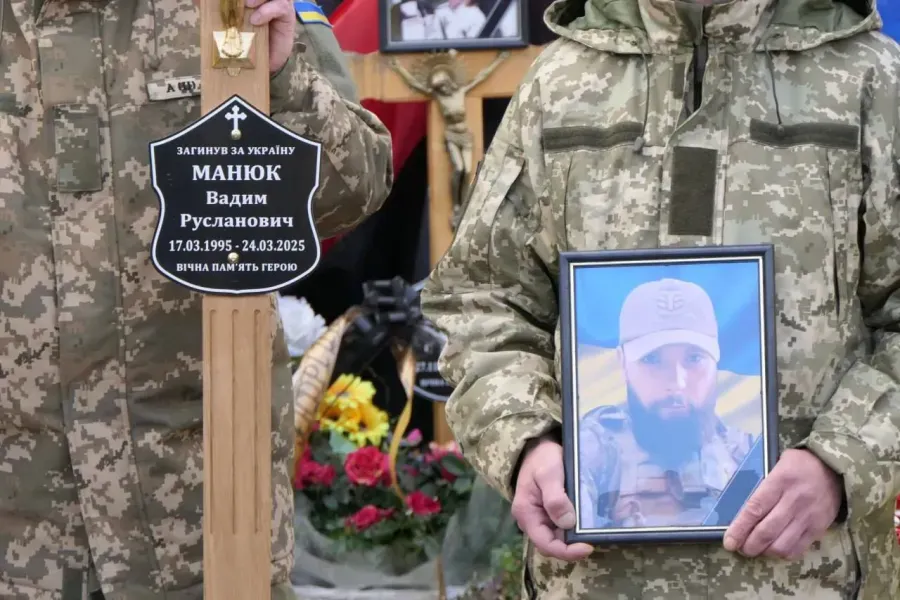 Калуш попрощався з Героєм Вадимом Манюком, який загинув у боях на Донеччині Калуш попрощався з Героєм Вадимом Манюком, який загинув у боях на Донеччині