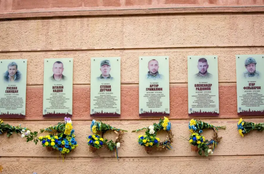 У Франківську відкрили меморіальні дошки Героям Русланові Ганущаку та Ігореві Фільварку У Франківську відкрили меморіальні дошки Героям Русланові Ганущаку та Ігореві Фільварку