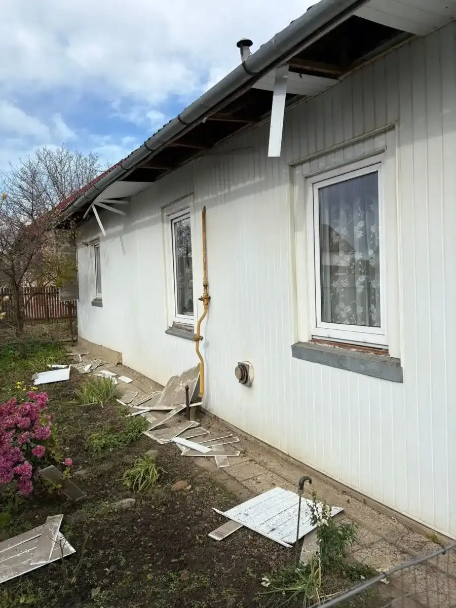 Мешканцям пошкоджених від обстрілів будинків на Прикарпатті нададуть матеріальну допомогу Мешканцям пошкоджених від обстрілів будинків на Прикарпатті нададуть матеріальну допомогу