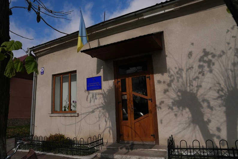 “Затягуємо ремінь”: чому у сільських та селищних радах Прикарпаття бракує кадрів