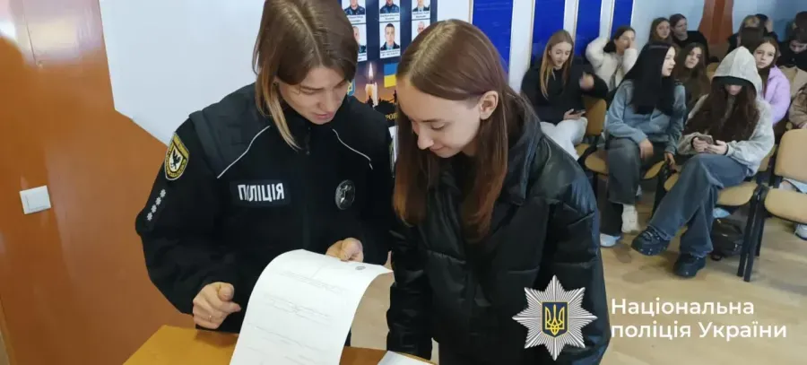 Калуські школярі приміряли роль криміналістів під час екскурсії до поліції