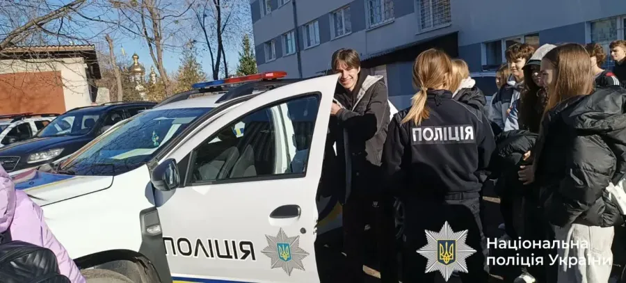 Калуські школярі приміряли роль криміналістів під час екскурсії до поліції
