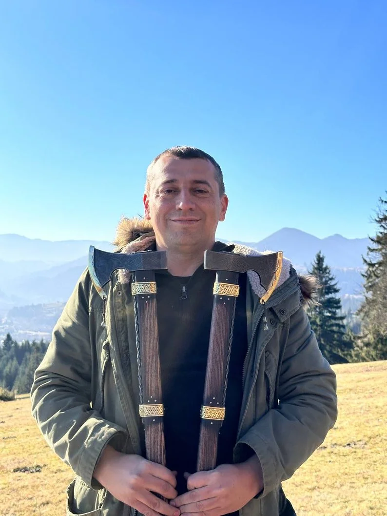 Ветеран Антон Фіцич з Косова виготовляє традиційні бартки, мечі та шаблі