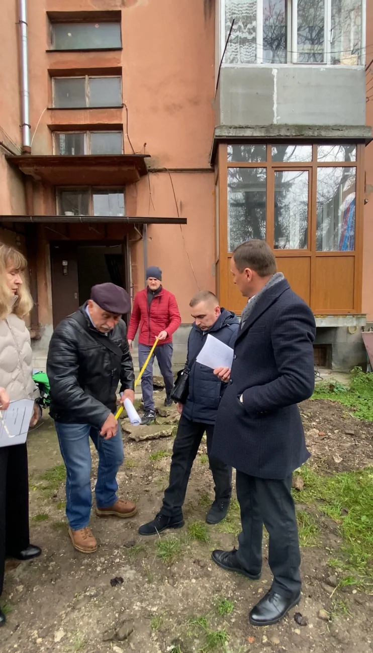У Франківську родині з дитиною з інвалідністю заблокували встановлення пандуса біля під’їзду