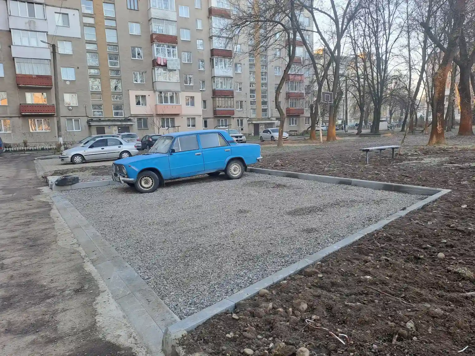 У Калуші впорядкували двори, створивши додаткові місця для паркування