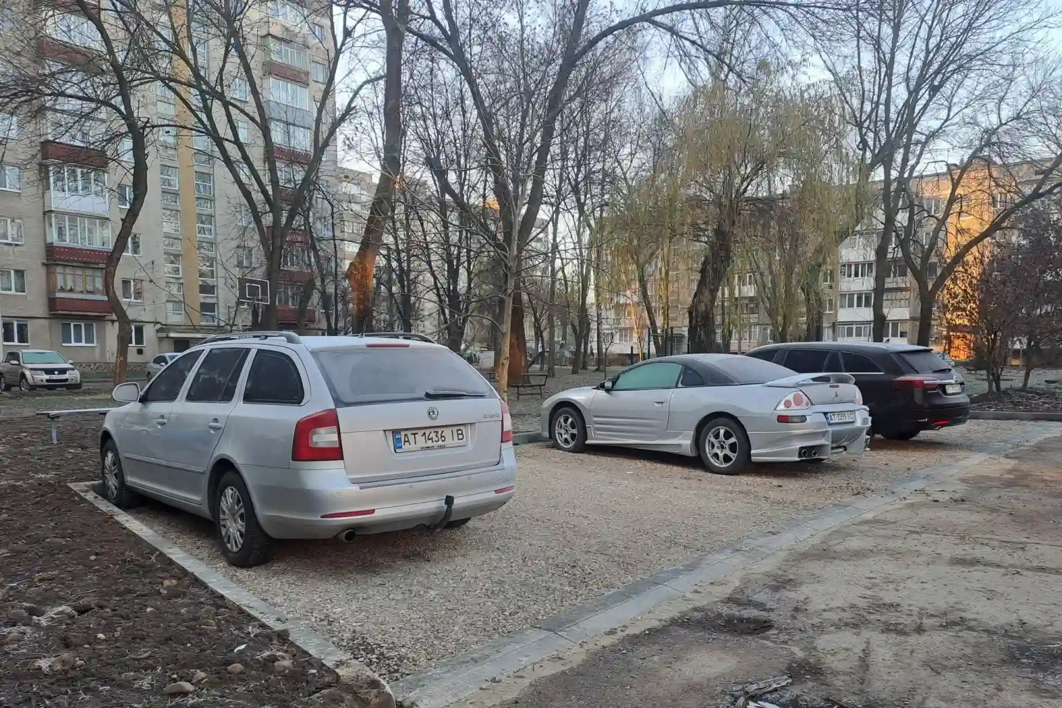 У Калуші впорядкували двори, створивши додаткові місця для паркування