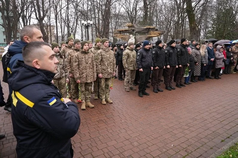 Прикарпаття вшанувало День Гідності та Свободи: нагороди молоді, пам’ять Героїв і спільні віче