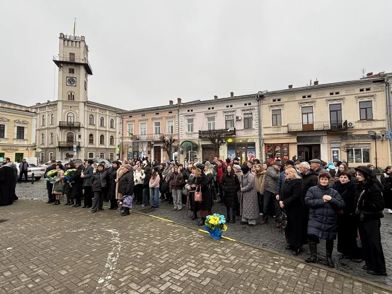 Прикарпаття вшанувало День Гідності та Свободи: нагороди молоді, пам’ять Героїв і спільні віче