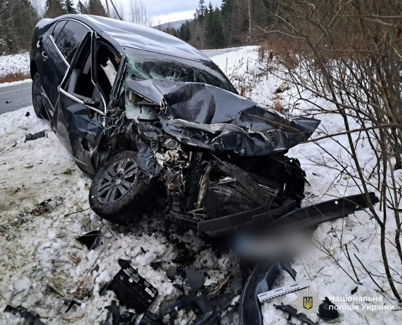 Дорожня аварія на Прикарпатті: лобове зіткнення викинуло обидва авто в кювет