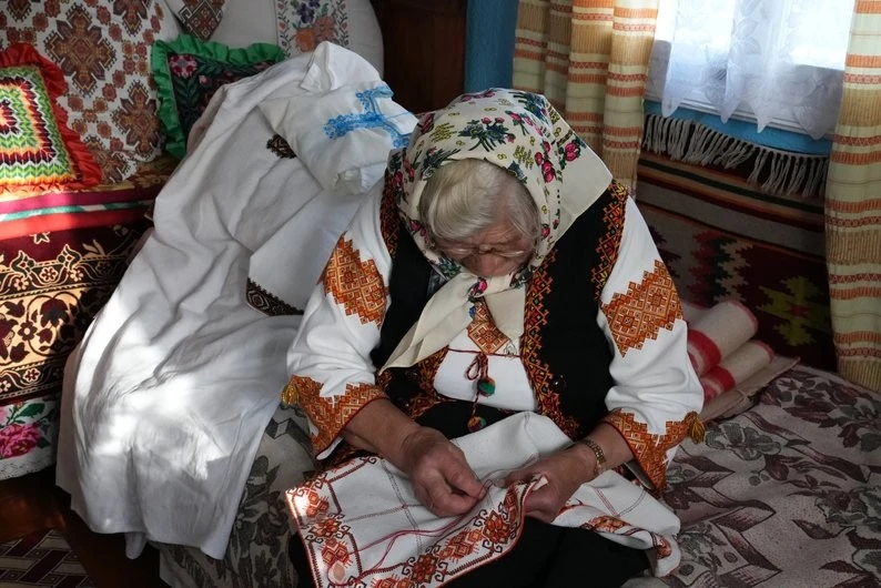 Сотні вишитих історій: як прикарпатка з Княждвора пронесла своє мистецтво через усе життя
