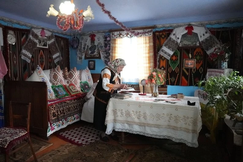 Сотні вишитих історій: як прикарпатка з Княждвора пронесла своє мистецтво через усе життя
