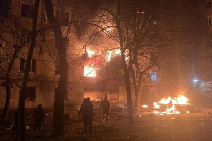 Нічна атака на Запоріжжя: дрони РФ спричинили пожежу у багатоповерхівці