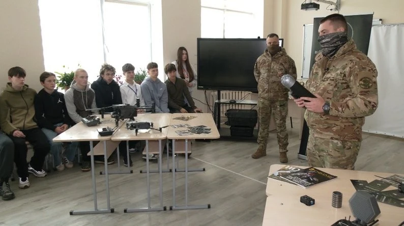 Нацгвардійці навчають школярів Грушвиці: дрони, тактична медицина і розмова про війну