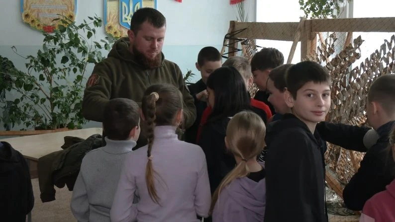 Нацгвардійці навчають школярів Грушвиці: дрони, тактична медицина і розмова про війну