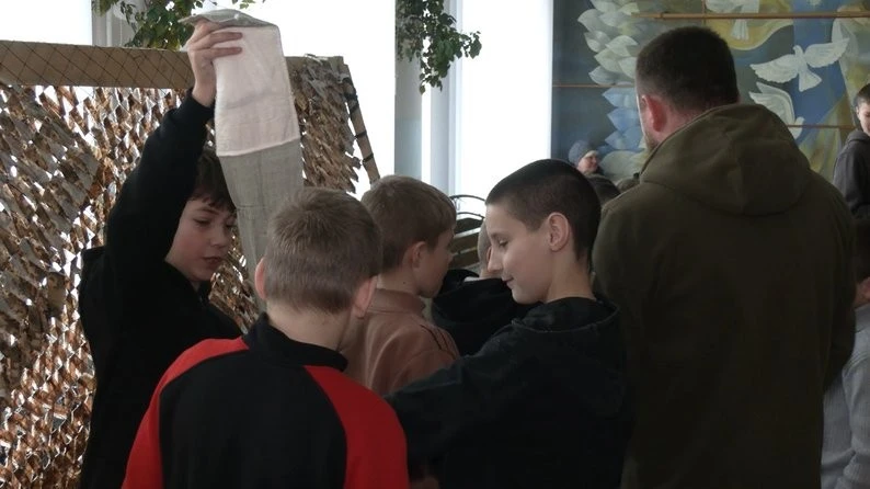 Нацгвардійці навчають школярів Грушвиці: дрони, тактична медицина і розмова про війну