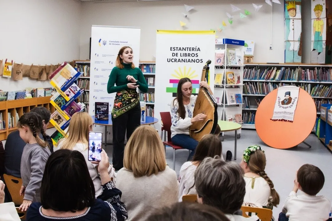 В Іспанії відкрили “Українську книжкову поличку” для підтримки культури та мовної спадщини