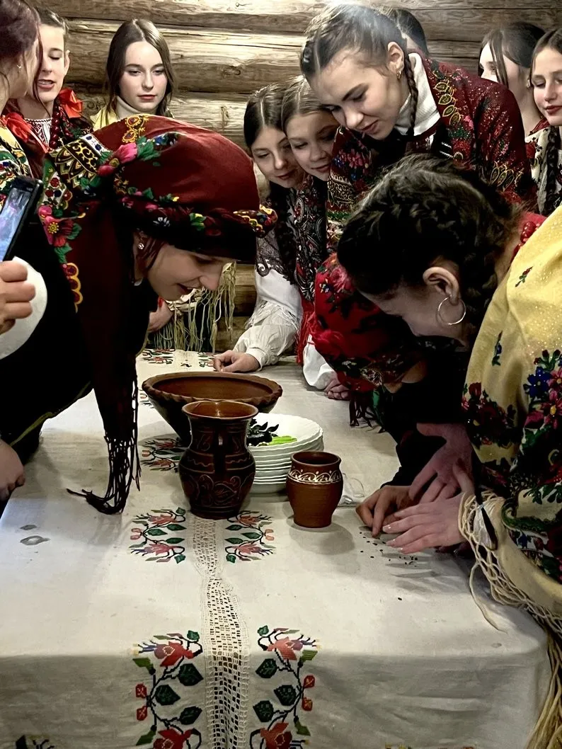 Андріївські передвечір’я у Крилосі: як школярі оживили давні звичаї у заповіднику