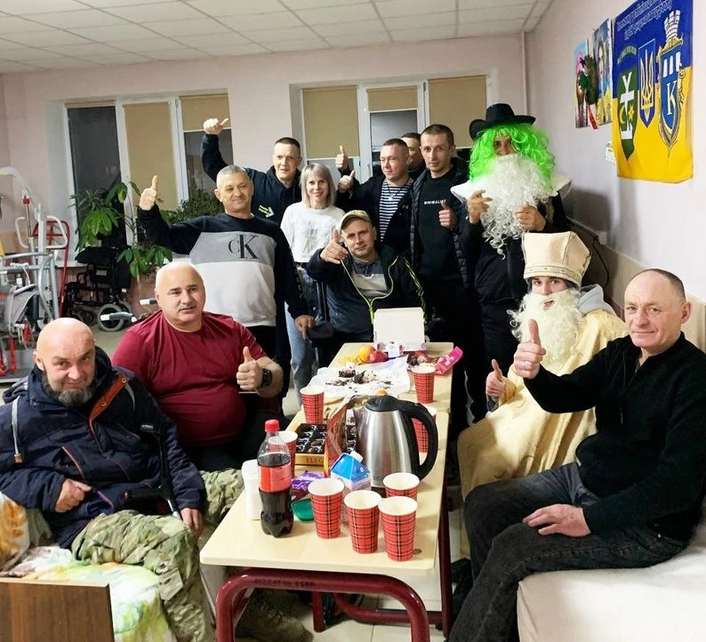 Стрижка як підтримка: перукарка з Калуша два роки допомагає пораненим військовим