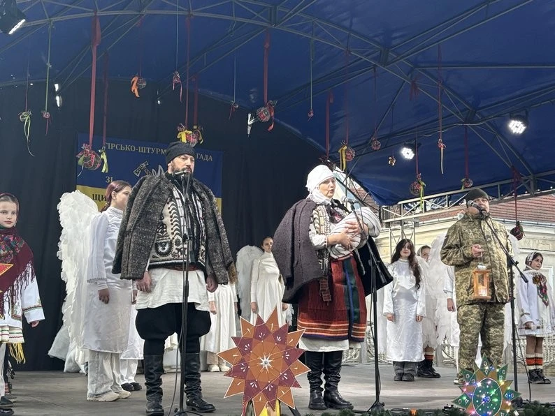 У Коломиї відкрили “Різдвяне містечко” зі шопкою замість ялинки