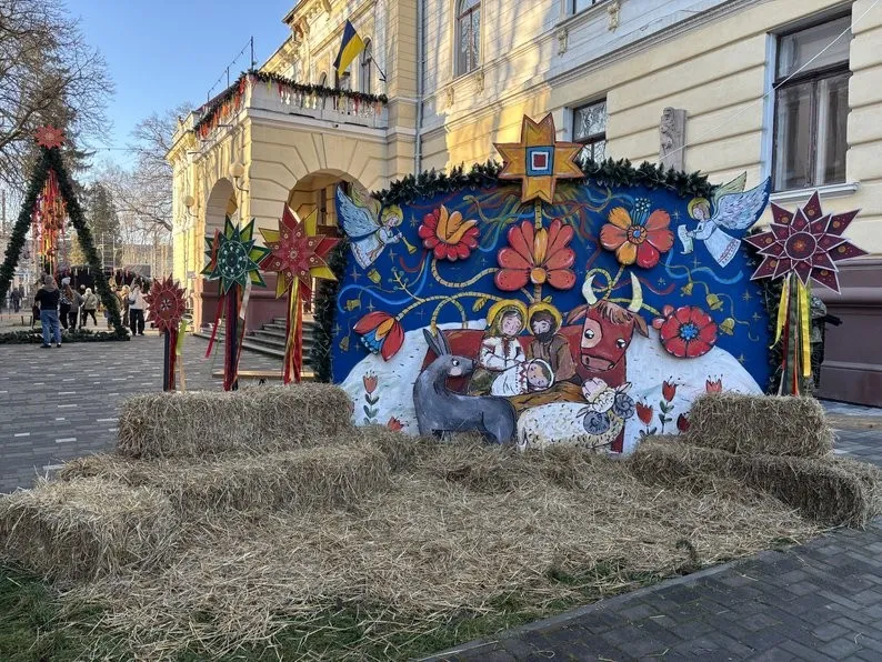 У Коломиї відкрили “Різдвяне містечко” зі шопкою замість ялинки