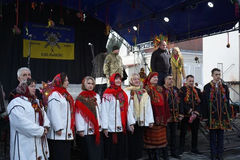 У Коломиї відкрили “Різдвяне містечко” зі шопкою замість ялинки