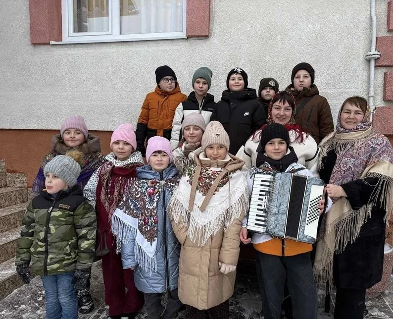 Різдвяна коляда на Прикарпатті: молодь Отинійської громади зібрала 800 тисяч гривень для ЗСУ