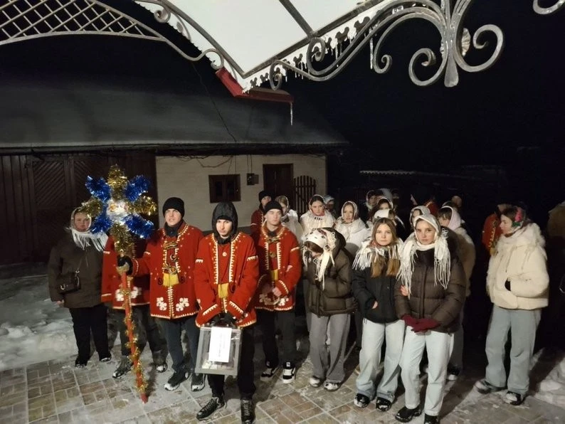 Різдвяна коляда на Прикарпатті: молодь Отинійської громади зібрала 800 тисяч гривень для ЗСУ