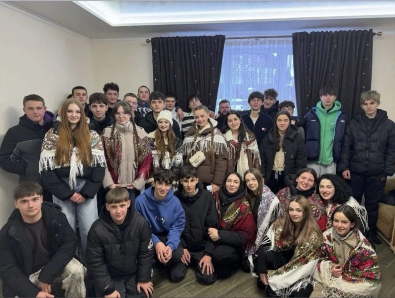 Різдвяна коляда на Прикарпатті: молодь Отинійської громади зібрала 800 тисяч гривень для ЗСУ