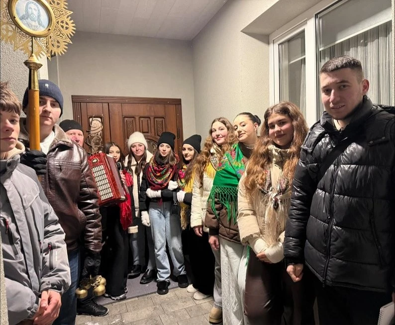 Різдвяна коляда на Прикарпатті: молодь Отинійської громади зібрала 800 тисяч гривень для ЗСУ