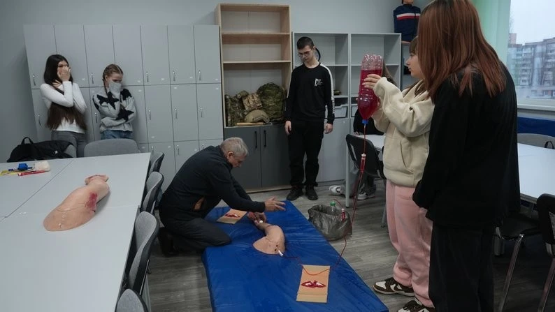 Миколаївські школярі вчаться захищати країну: тактична медицина, дрони та кібербезпека
