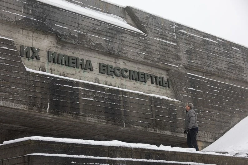 Геть радянські маркери: Музей війни очистив скульптурну галерею від написів російською