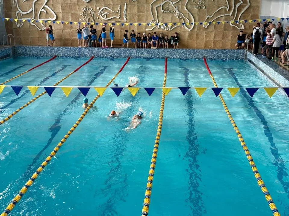 Водна стихія та воля до перемоги: як Калуш зустрів юних плавців на турнірі «LOVE SWIMMING»
