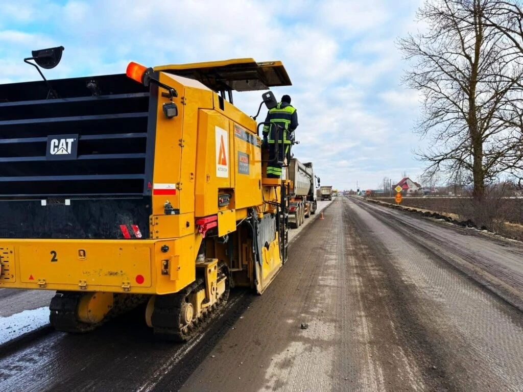 Дорожні служби відновлюють ключові автошляхи Івано-Франківщини