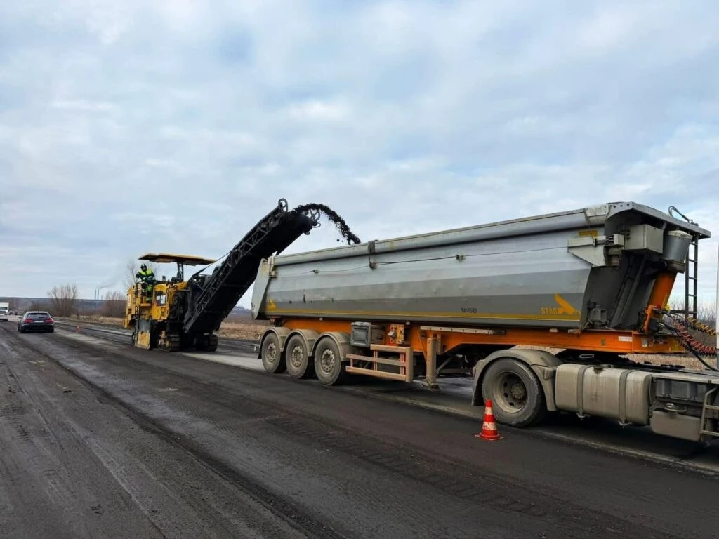 Дорожні служби відновлюють ключові автошляхи Івано-Франківщини