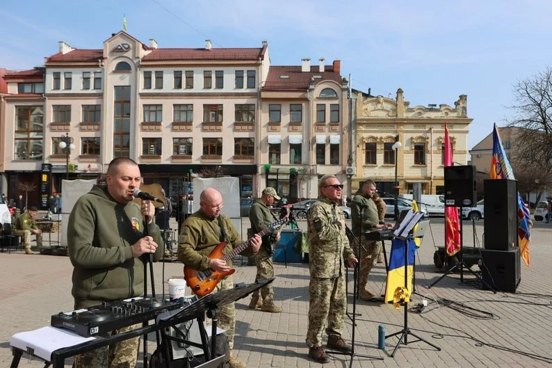 Мистецтво на варті війська: у Франківську презентували спільний проєкт Тітова та Бринського