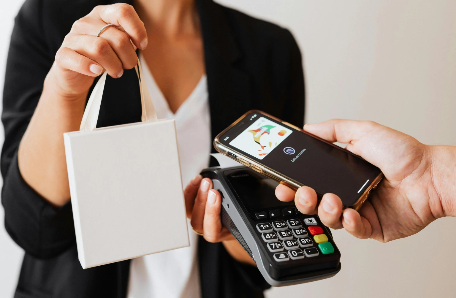 Безконтактна оплата смартфоном: від налаштування NFC до першої покупки
