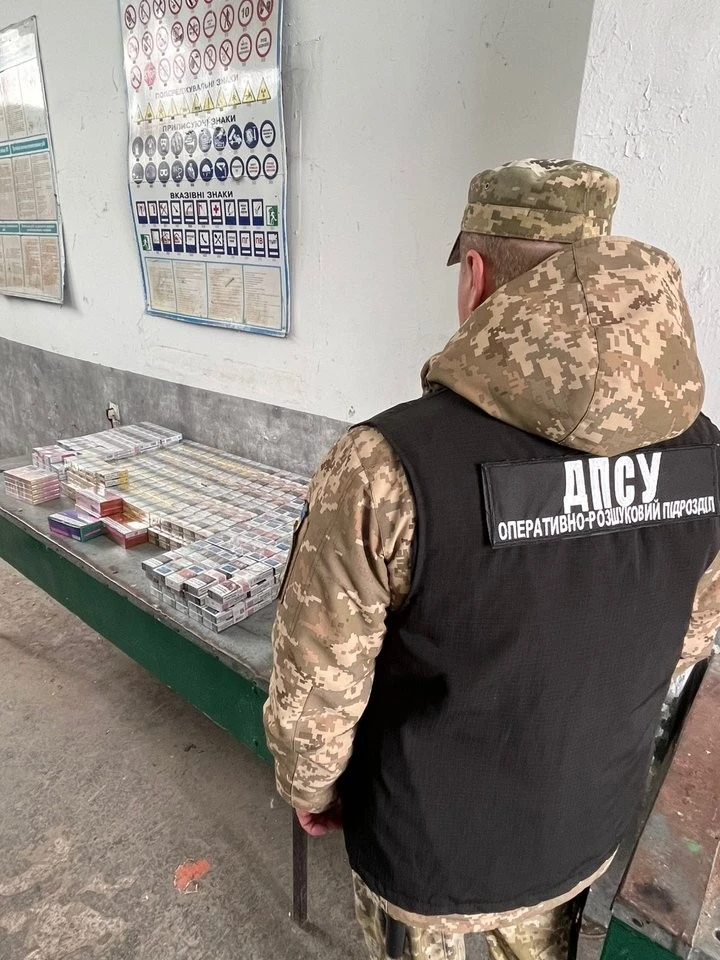 Понад 2 мільйони гривень збитків: на кордоні з Польщею зупинили бус із прихованою партією тютюну