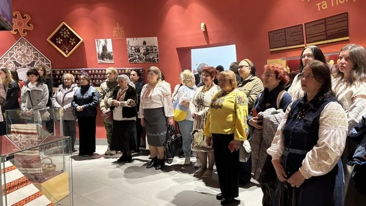 Мистецтво в перервах між боями: у Коломиї презентували унікальну виставку “PEACEанки”
