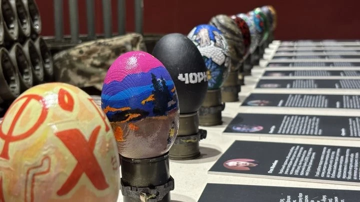 Мистецтво в перервах між боями: у Коломиї презентували унікальну виставку “PEACEанки”