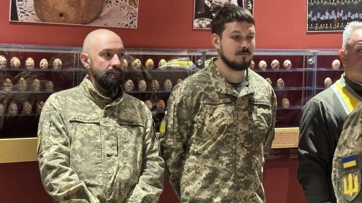 Мистецтво в перервах між боями: у Коломиї презентували унікальну виставку “PEACEанки”