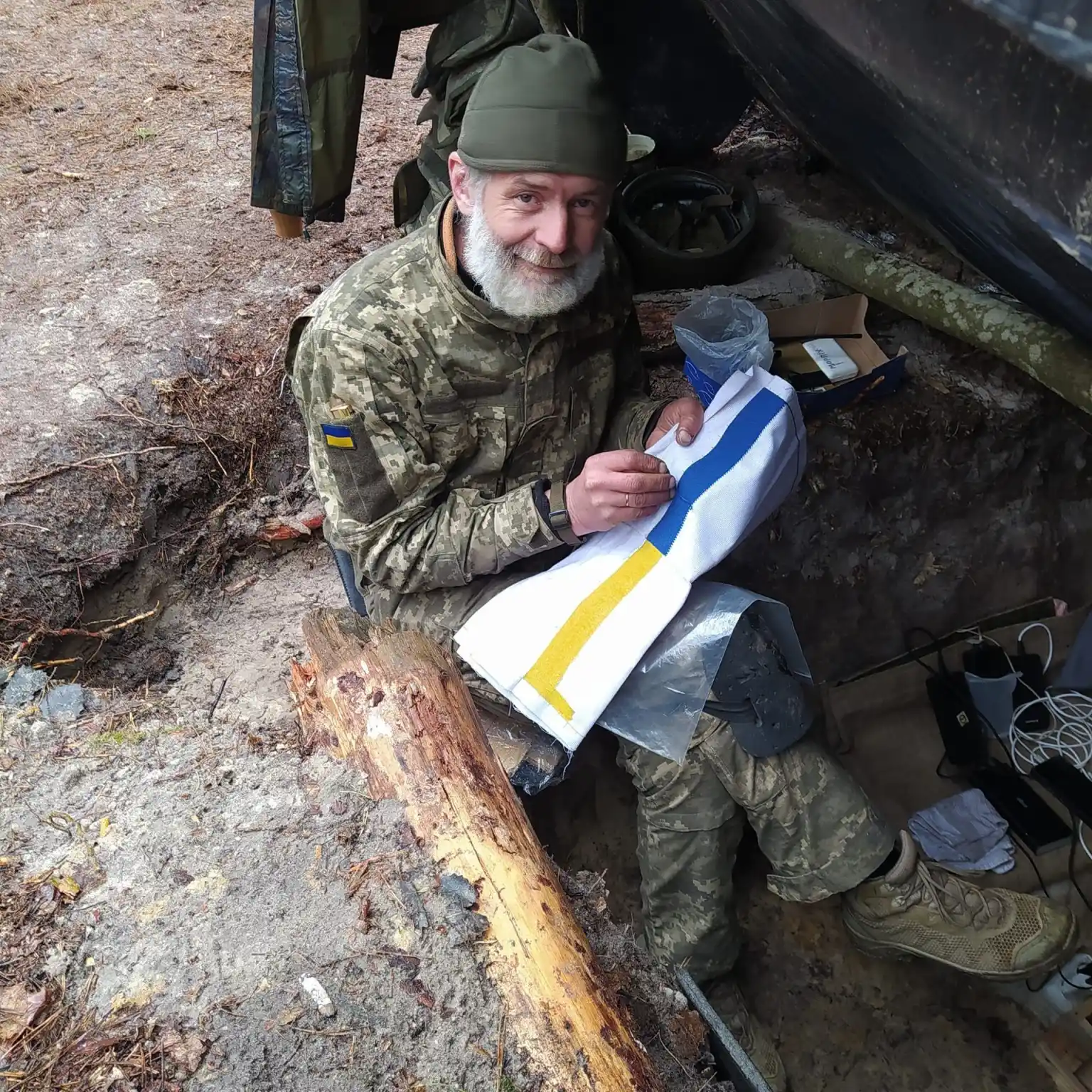 Боєць “Едельвейсу” створює обереги для побратимів прямо на передовій