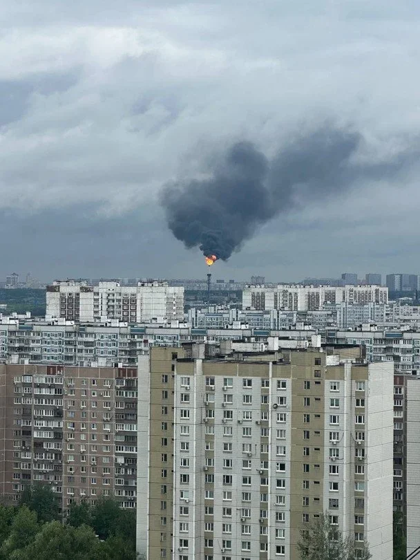 Масштабна пожежа на московському НПЗ після нічного удару дронів